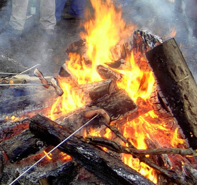 Ein wrmendes Feuer gehrt zu jeder Holzversteigerung.   | Foto: VL