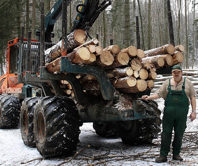 Urs Schwegler vor dem Rckezug. Die Ma... Holz aus dem Wald an die Wegesrnder.  | Foto: christoph spangenberg