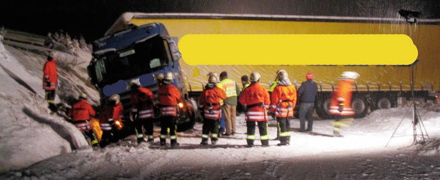 Weil dieser Lkw auf der B 317 bei Fahl...rohenden Absturzes  alarmiert worden.   | Foto: Feuerwehr Todtnau