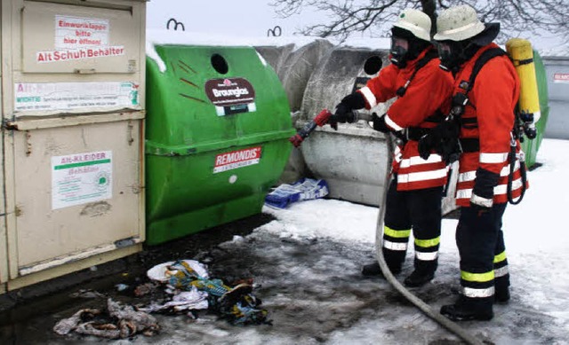 Viel Rauch um nicht viel: Die Feuerwehr lschte einen Kleidersack.  | Foto: Christoph Spangenberg