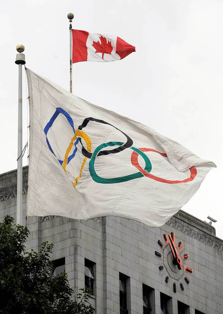 Die Olympische Flagge weht vor dem Rathaus in Vancouver