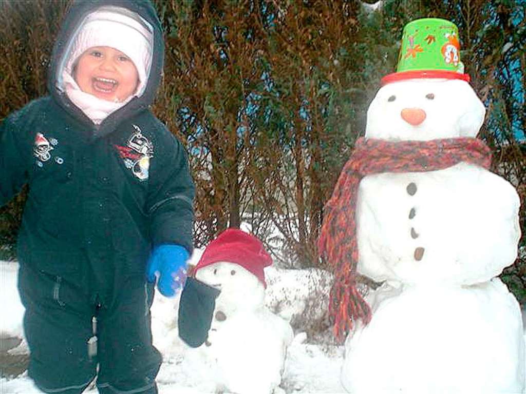 Luisa Mller aus Freiburg-St. Georgen mit Schneemann und dessen Nachwuchs.