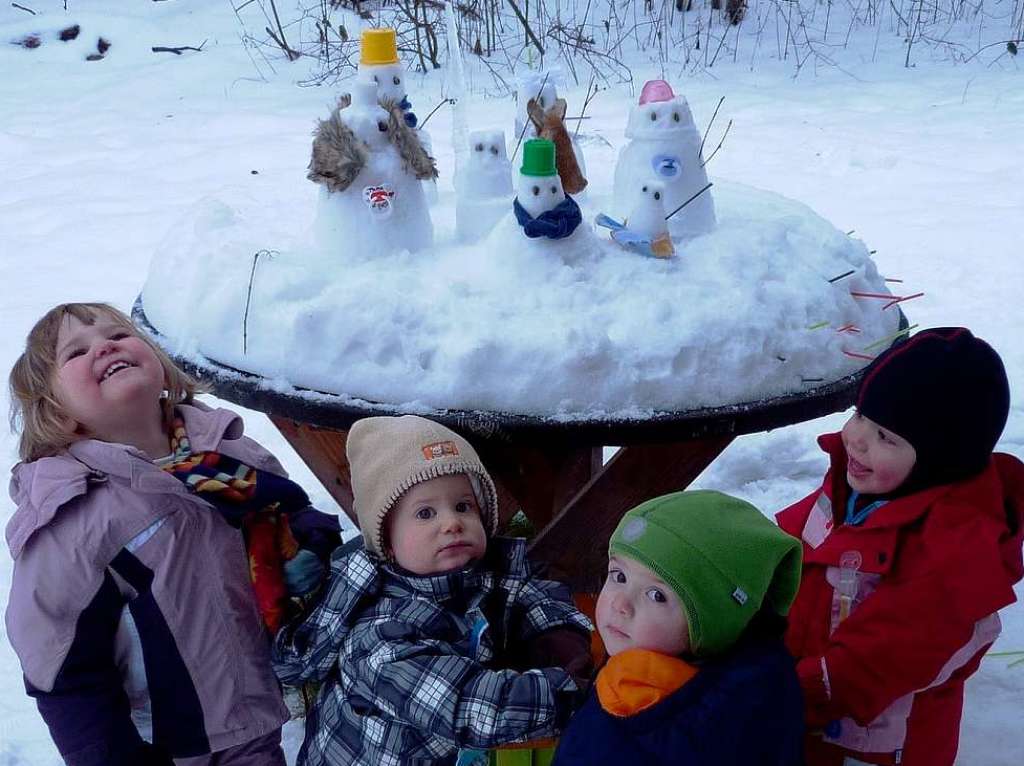 Die Kleinkindgruppe "Die kleinen Maulwrfe" aus Freiburg mit ihren Schneemnnern.