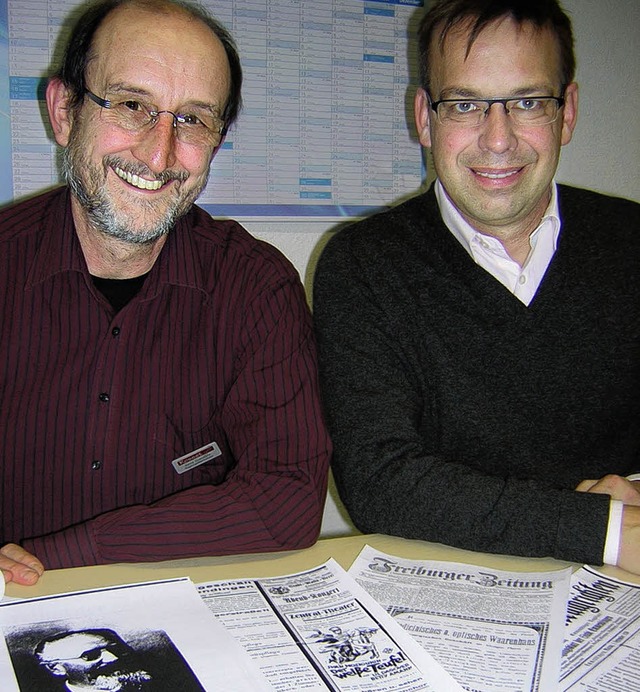 Bernd Eisenmann und Ulrich Sommerhalter mit den berbleibseln der Firmenchronik  | Foto: Walser