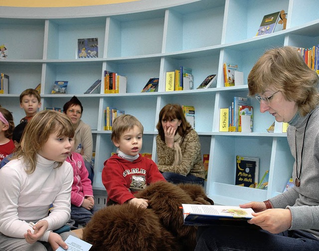 Gespannt lauschen die Kinder den Gesch...Merkt in der Stadtbibliothek vorliest.  | Foto: Jannik Schall