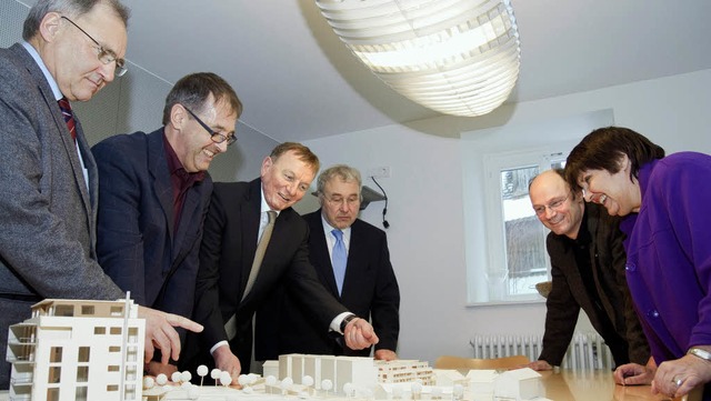 SPD-MdL Peter Hofelich (links), Archit...-Vize Christof Burger an einem Modell.  | Foto: Hagen Schnherr