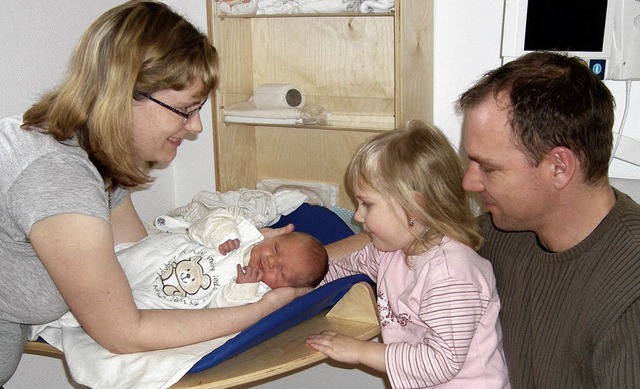 Familie Lehnhardt mit dem neu geborene...ner groen Schwester bewundert wird.    | Foto: HBK Sthlingen