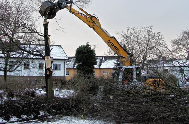 An der Egerstrae richten  Bagger das ...um Bau des Oberrhein-Gymnasiums  her.   | Foto: bz