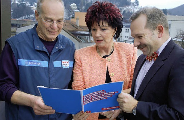 Kreishandwerksmeister Michael Schwab (... studieren  die Slogans der Kampagne.   | Foto: Daniel Gramespacher