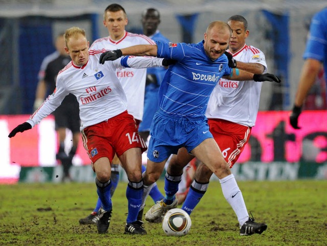 Allein auf weiter HSV-Flur: Ivica Bano...David Jarolim (links) und Dennis Aogo.  | Foto: dpa