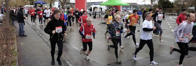 Die Teilnehmer am Teninger Allmendlauf...len Witterungsbedingungen in Schwung.   | Foto: Karlernst Lauffer