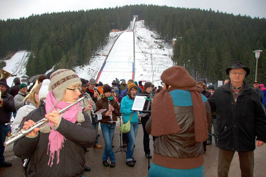 Der Musikverein Titisee-Joastal unterhlt vor dem vorgesehenen Start des Skispringens auf der groen Hochfirstschanze.