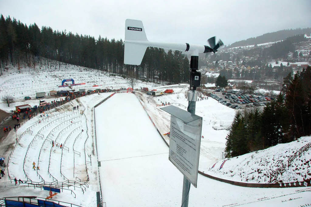 Der Wind an der groen Hochfirstschanze war am Sonntagnachmittag zu stark fr einen Start der Skispringer.