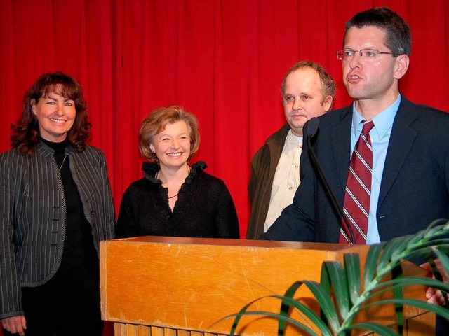 Rektor Christoph Wolk  (rechts) dankte...ane Schulze (links)  fr ihre  Arbeit.  | Foto: Hans-Jochen Voigt