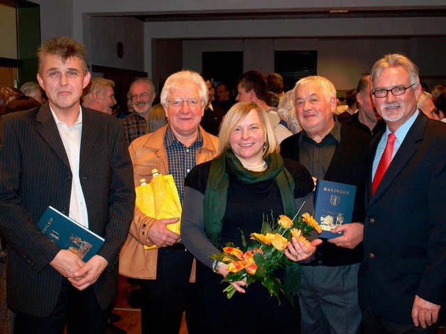 Gnter Schlecht (rechts) ehrte  Werner...hard Mutterer         (von links)   .   | Foto: Paul Schleer