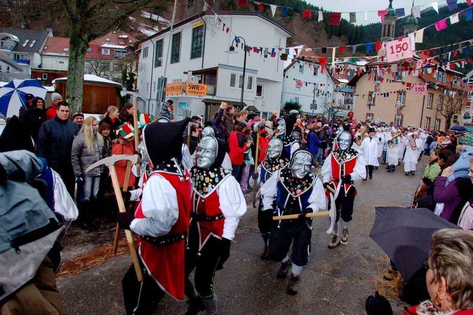 Bunt war das Treiben auf den Straßen von Todtnau beim Jubiläumsumzug. (Foto: Hermann Jacob) Bunt war das Treiben auf den Straßen von Todtnau beim Jubiläumsumzug. (Foto: Hermann Jacob)