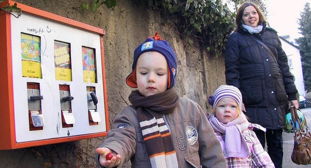 Ein Kindertraum: Der Automat mit dem Dreh spuckt Kaugummi-Kugeln aus.   | Foto: OBE