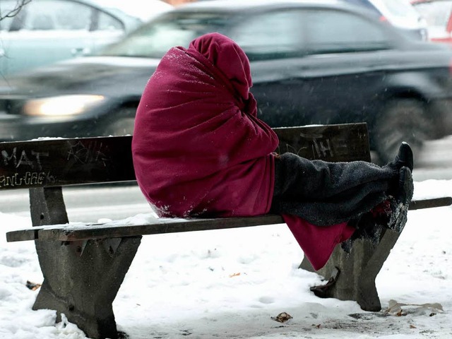 Allein auf der Parkbank: Fr Obdachlose ist der Winter existenzbedrohend.  | Foto: ddp