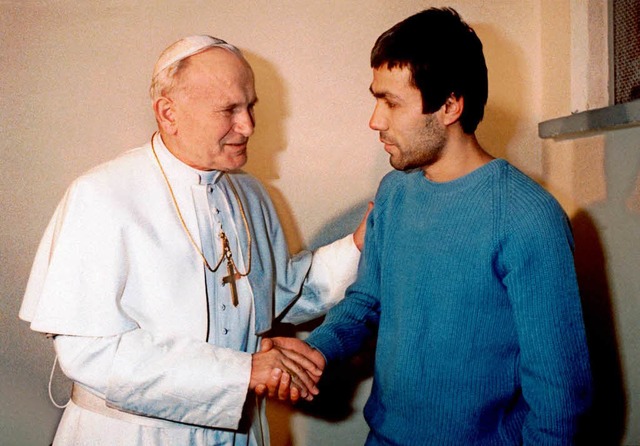 Papst Johannes Paul II. besuchte seinen Attentter 1983 im Gefngnis.   | Foto: DPA