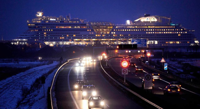 Die Aidablu passiert am Freitag bei Le...end Autos auf der Autobahn 31 fahren.   | Foto: ddp