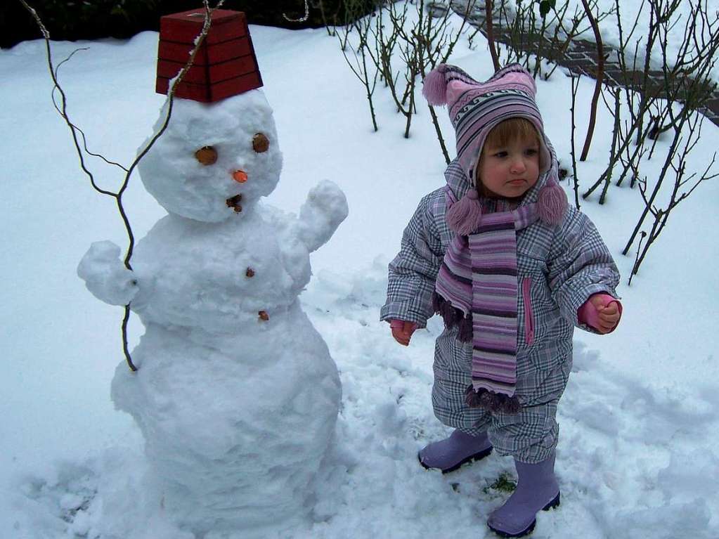 Emily (2 Jahre) mit Ihrem ersten "selbstgemachten" Schneemann.