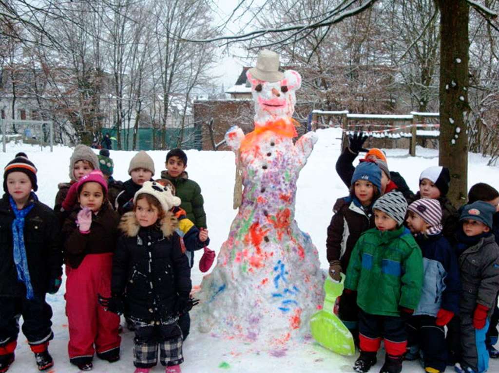 Bunt und mit Hut: Ein origineller Schneemann in der Kindertagessttte am Schiessrain in Lahr.