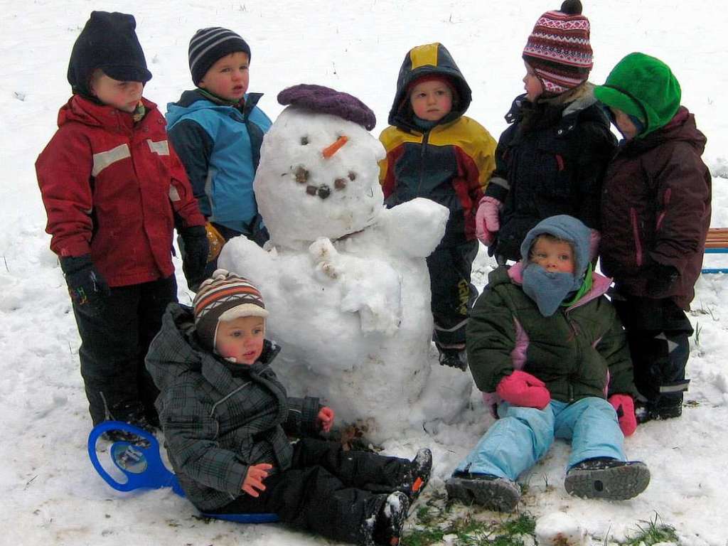 Extra fr badische-zeitung.de gebaut haben die Zweijhrigen aus der Walspielgruppe "Aktion Lebensraum" Denzlingen diesen Schneemann mit klassischer Karotten-Nase.