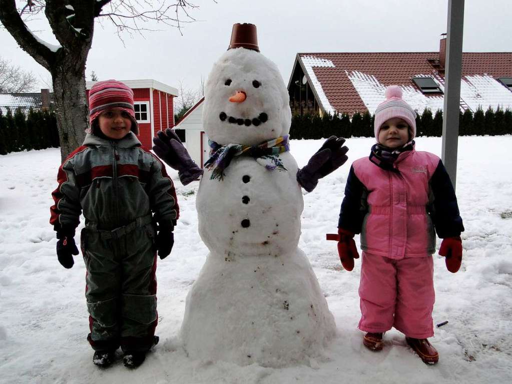 Dieser Schneemann wurde von Johanna, Lea und Leas Papa in Lahr-Mietersheim gebaut. Die Bauzeit war etwas lnger als gedacht, da sie von der einen oder anderen Schneeballschlacht unterbrochen wurde...