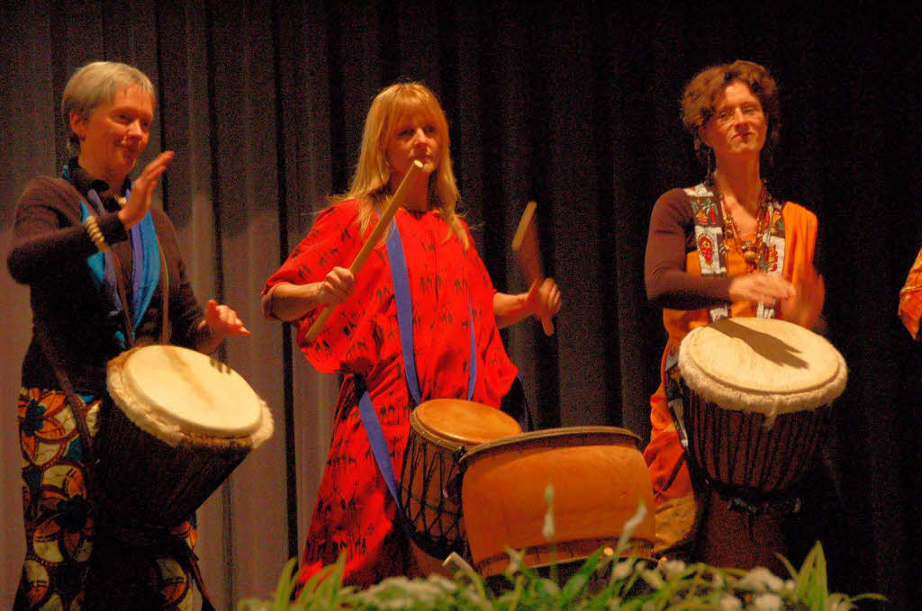 Africa – Djembala-Gruppe und Frauenchor brachten den Rhythmus des schwarzen Kontinents in die Wiesentalhalle.