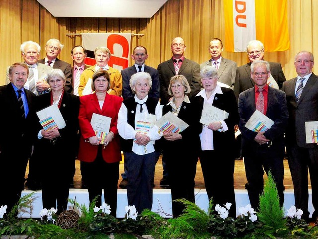 Helmut Rau (links) ehrte verdiente Frauen und Mnner aus seinem Wahlkreis.  | Foto: Wolfgang Knstle