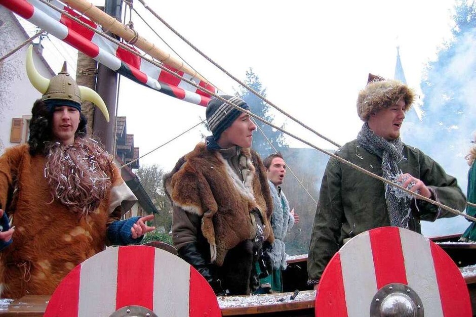 Grimmige Masken, Berge von Konfetti und gute Stimmung gab’s beim Eschbacher Narrenumzug. (Foto: Ingeborg Grziwa) Grimmige Masken, Berge von Konfetti und gute Stimmung gab’s beim Eschbacher Narrenumzug. (Foto: Ingeborg Grziwa)