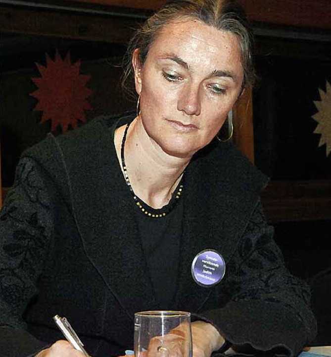 Difference between centralized and decentralized system of law enforcement picture