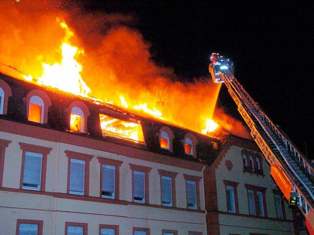 In  der Kaiserstrae 68 brennt es lich...er Nacht vom 1. auf den 2. April 2006.  | Foto: Wolfgang Knstle