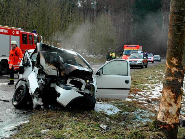 Der Opel Corsa ist nach Unfall und Brand nur noch ein Wrack.  | Foto: Ralf H. Dorweiler
