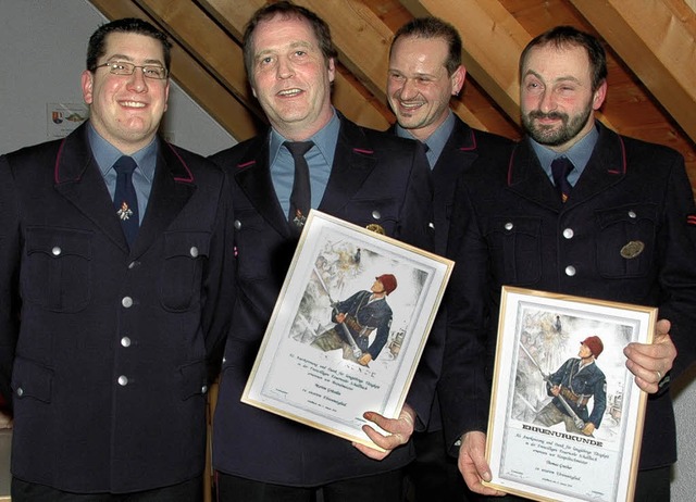 Die Feuerwehr hat drei neue Ehrenmitgl...bwesenheit zum Ehrenmitglied ernannt.   | Foto: ouk