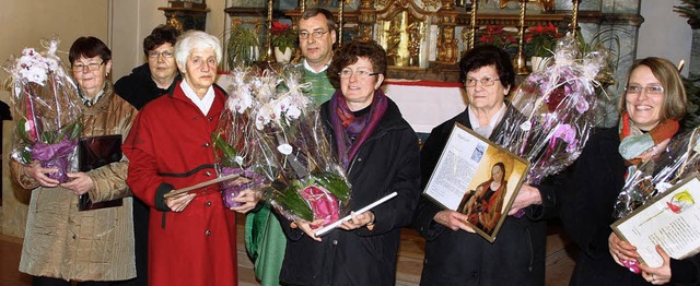 Pfarrer Jrg Seburschenich ehrte langj...erinnen des Kirchenchors Mnchweier.    | Foto: Herbert Birkle