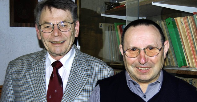 Wolfgang Mller (links) und der neue Z...iten den Mnnergesangverein Warmbach.   | Foto: Hirschberger