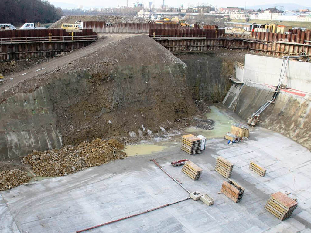 Wo  noch Arbeieten im Gange sind, wird  Ende der Woche wieder der Rhein flieen. Dann wird der Unterwasserbereich geflutet