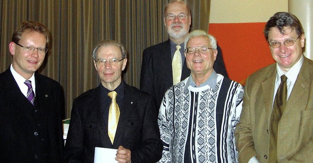 Gnther Nufer und Herbert Krane (vorne...g Villinger (von links) gratulierten.   | Foto: Stefan Sahli