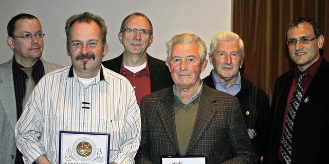 Ausgezeichnete Mitglieder  (von links)...Mit im Bild: Vorsitzender Dieter Fait  | Foto: heidi fssel
