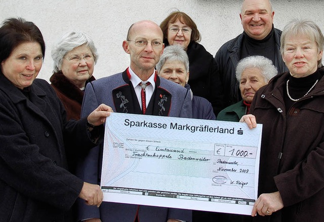 Frauenverein und Trachtenkapelle bei der Spendenbergabe   | Foto: C. Bhm