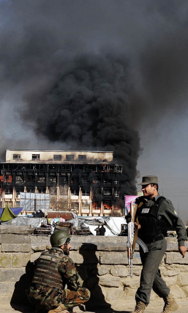 Attacken in Kabul: Ein afghanischer So...en, von Taliban angegriffenen Gebudes  | Foto: afp