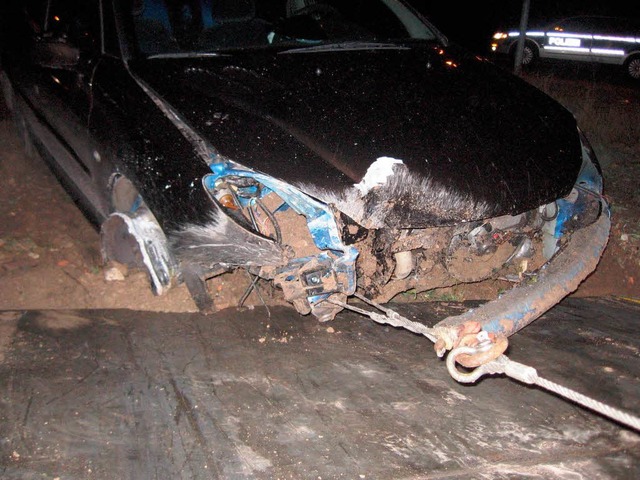 Der gestohlene Peugeot wurde bei der Flucht erheblich beschdigt.  | Foto: Polizei