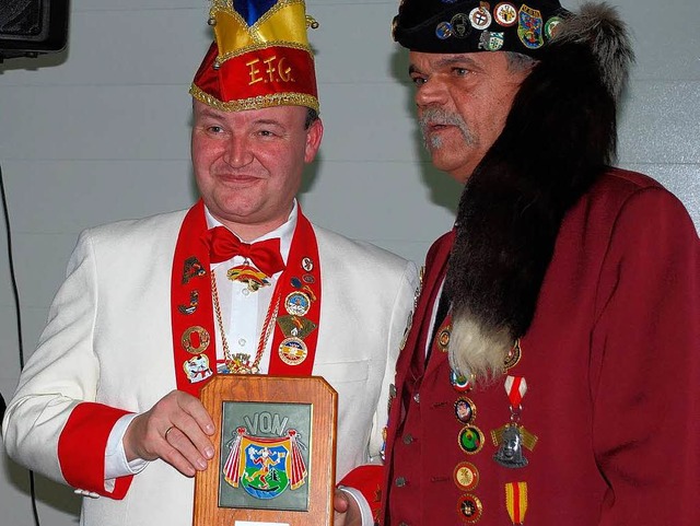 Narrenmeister Paul Teike  (rechts)  b...   den silbernen Schild des Verbandes.  | Foto: Sylvia-Karina Jahn