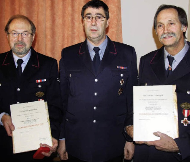 Fr 40 Jahre aktiven Dienst ehrte Gesa...eisenberger (l.) und Jrgen Nutto (r.)  | Foto: Roland Vitt