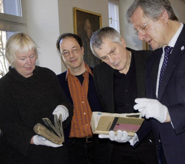 Besuch vom Rektor der Freiburger Unive...(rechts),  bekam  das Tagebucharchiv.   | Foto: Gerhard Walser