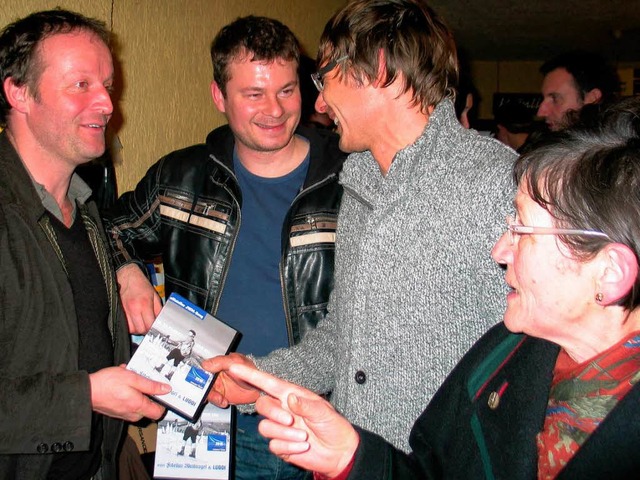 Martin Wangler und Dirk Weiler (Mitte) berreichen jedem Mitwirkenden eine DVD.  | Foto: Eva Weise