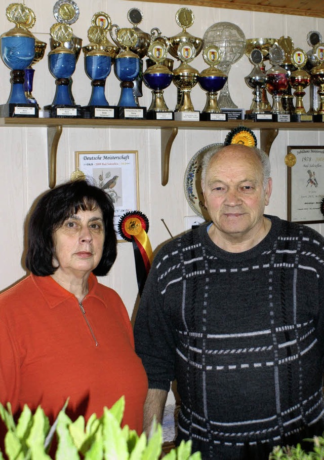 Hannelore und Harald Strmlinger vor e... Zucht von Waldvgeln gewonnen haben.   | Foto: Ulrike Le Bras