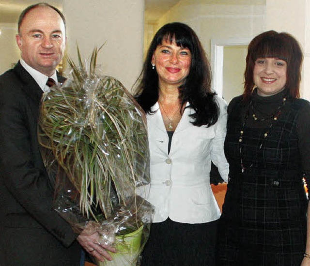 Blumen zum Start: Brgermeister Dietma...al-Haser und Marion Msch (von links).  | Foto: Ulrike Hiller