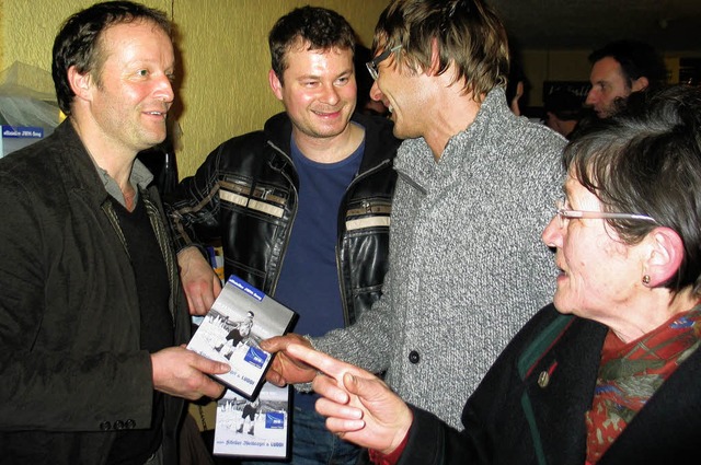 Martin Wangler und Dirk Weiler (Mitte) berreichen jedem Mitwirkenden eine DVD.   | Foto: eva weise